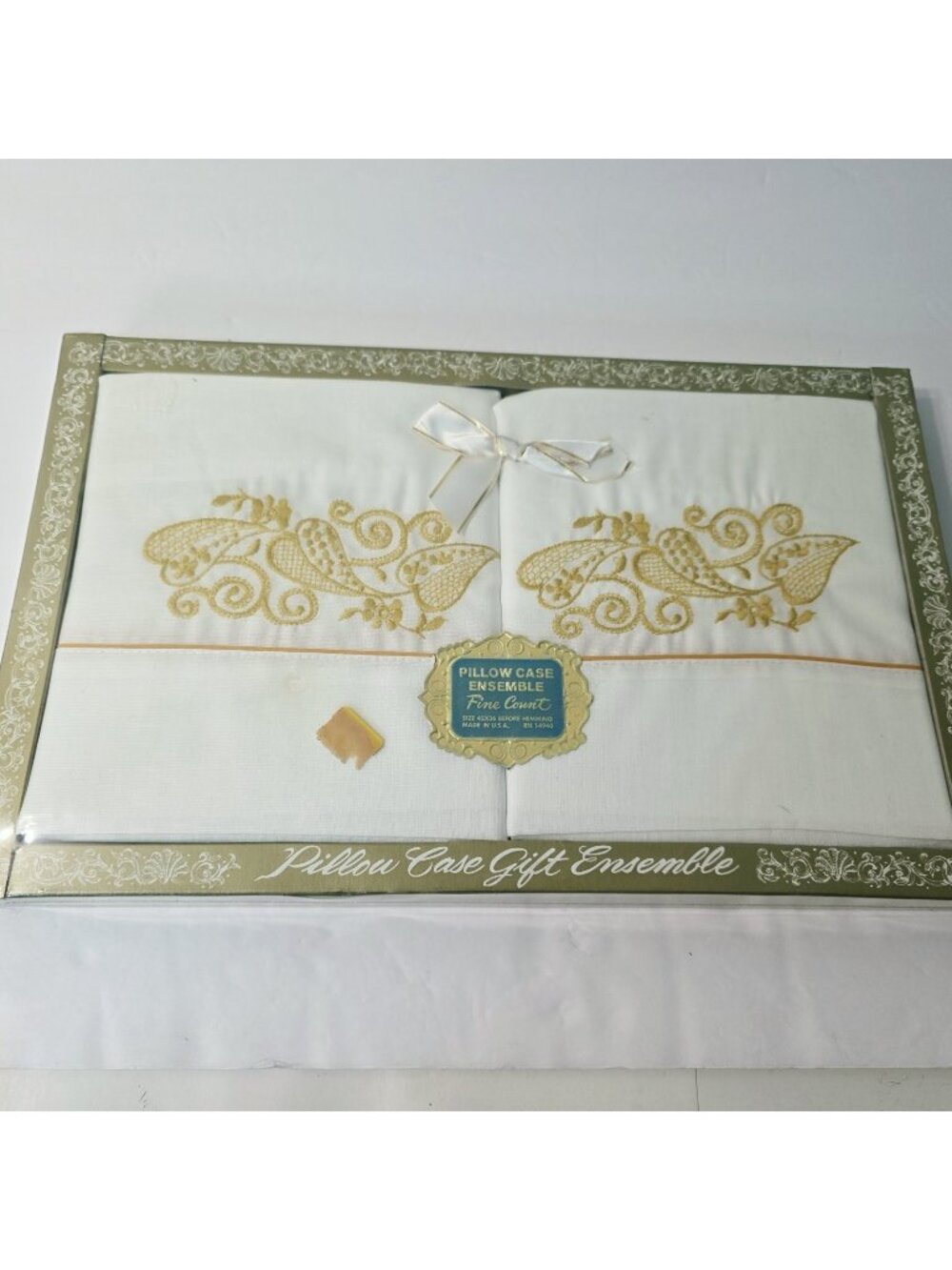 Vtg Gold Thread Embroidered Paisley Elegant Fine Count Pillow Cases Cottage Core